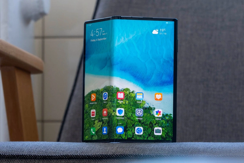 Bükülən ekranlı smartfon təqdim olundu