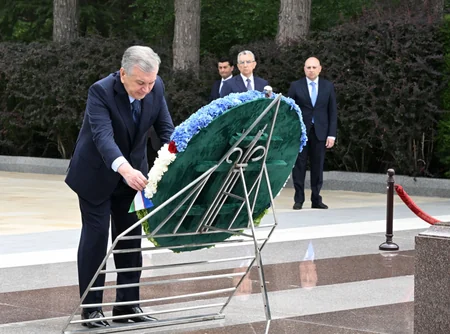 Uzbekistani President pays tribute to National Leader Heydar Aliyev