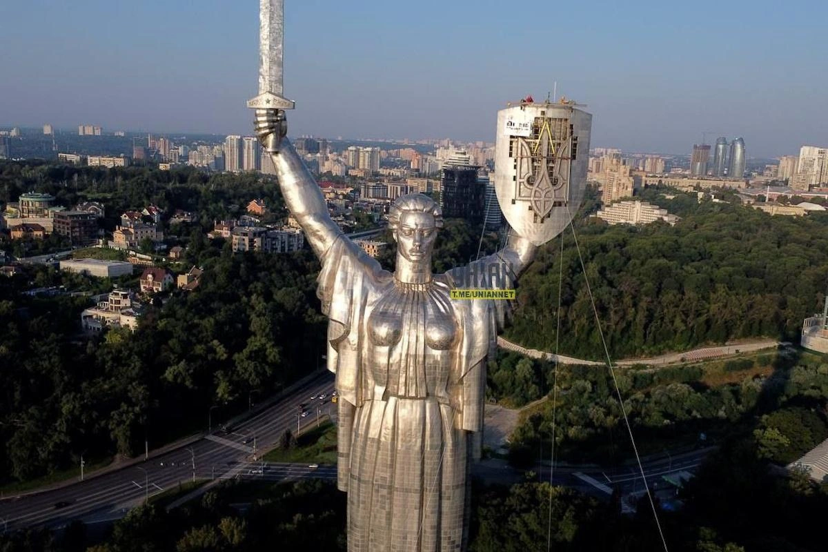 Ukrainian trident mounted on Mother Ukraine monument