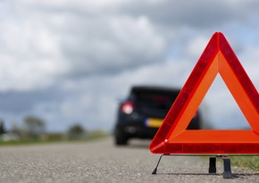 DYP avtomobili qəzaya düşüb, yol polisi xəsarət alıb - YENİLƏNİB