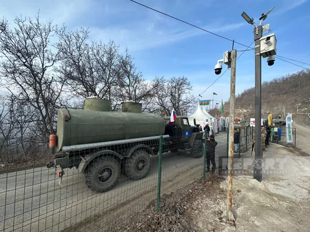 По дороге Ханкенди-Лачын беспрепятственно проехали 54 автомобиля российских миротворцев