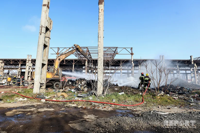 Пожар в пункте приема металлолома в Баку потушен