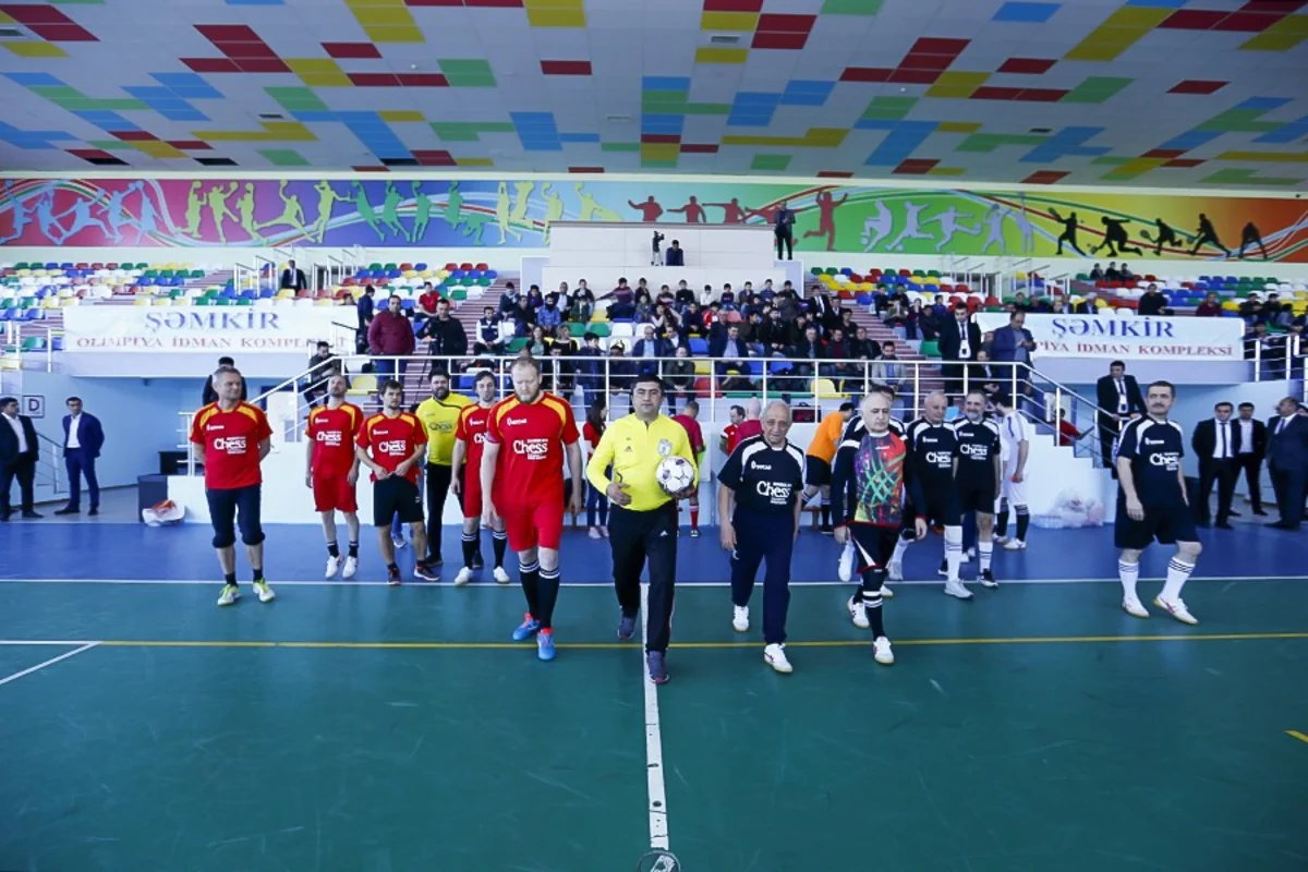 FIDE prezidenti Şəmkirdə şahmatçılarla futbol oynayıb