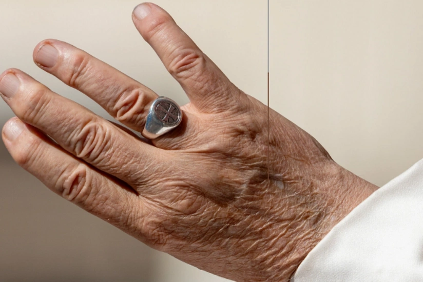 Kardinallar Papa Fransiskin simvollarını məhv ediblər