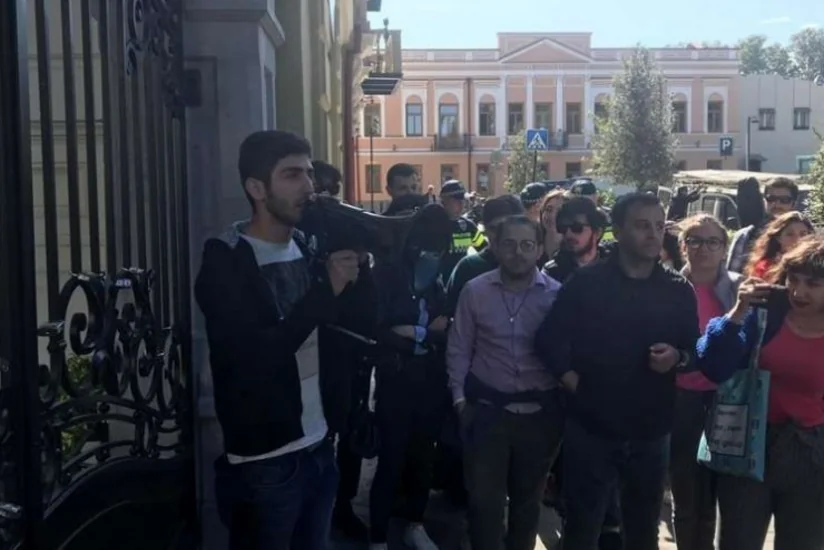 Gürcüstan gəncləri prezident sarayının qarşısında etiraz aksiyası keçiriblər