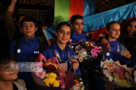 Dünya çempionatında uğurla çıxış edən gimnastlarımız Vətənə dönüblər