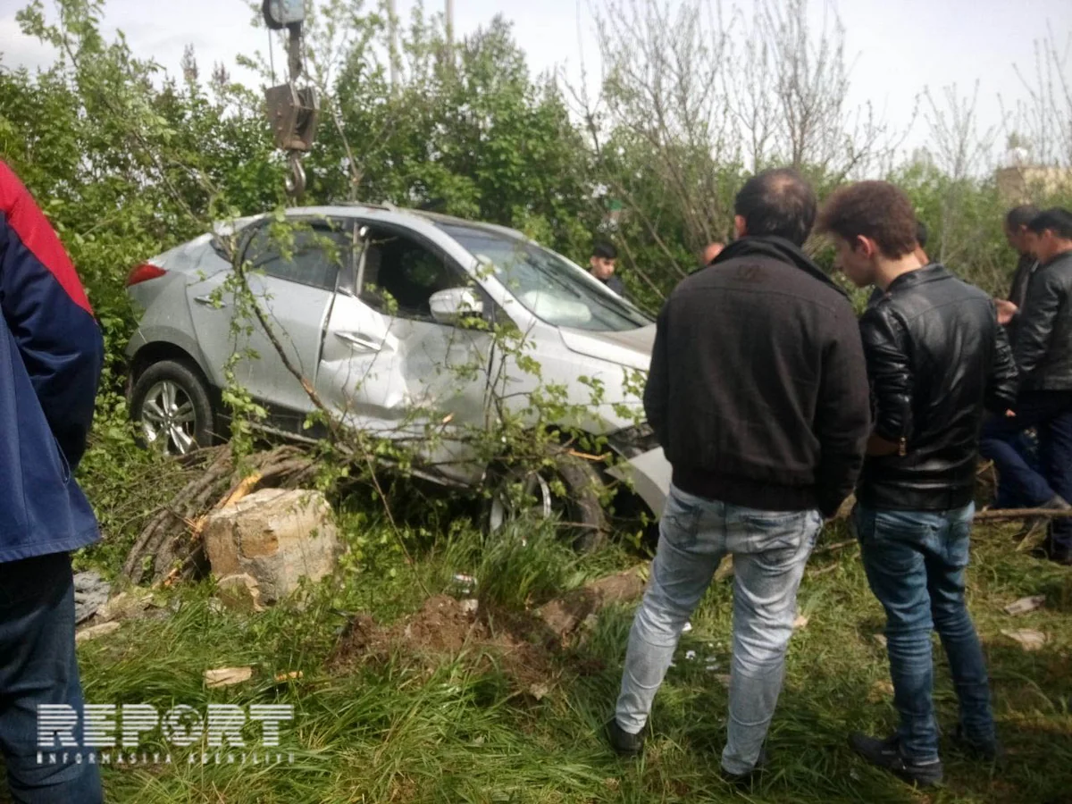 Qubada maşın maneəni aşaraq kafenin həyətinə girib, 1 nəfər yaralanıb - FOTO
