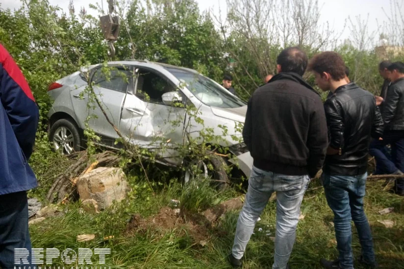 Qubada maşın maneəni aşaraq kafenin həyətinə girib, 1 nəfər yaralanıb - FOTO