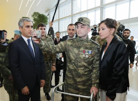 Мехрибан Алиева встретилась с военными, обеспеченными Фондом Гейдара Алиева высокотехнологичными протезами - ФОТО