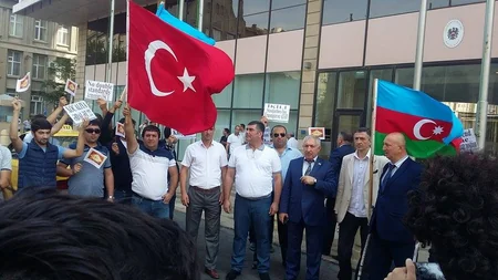 Avropa İttifaqının Azərbaycandakı nümayəndəliyi qarşısında aksiya keçirilib - FOTO