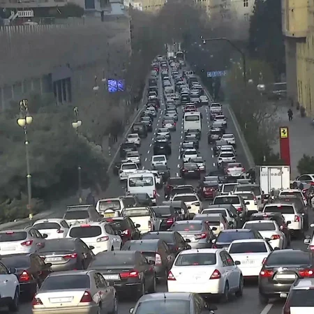 Bakının bir sıra yollarında nəqliyyatın sıxlığı yaranıb