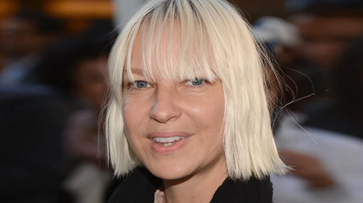 Известная певица Sia усыновила 18-летних юношей