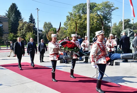 İlham Əliyev Sofiyada naməlum əsgərin məzarını ziyarət edib