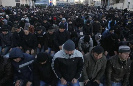 Ramazan bayramını bu gün qeyd edən ölkələrdə bayram namazı qılınıb - FOTO