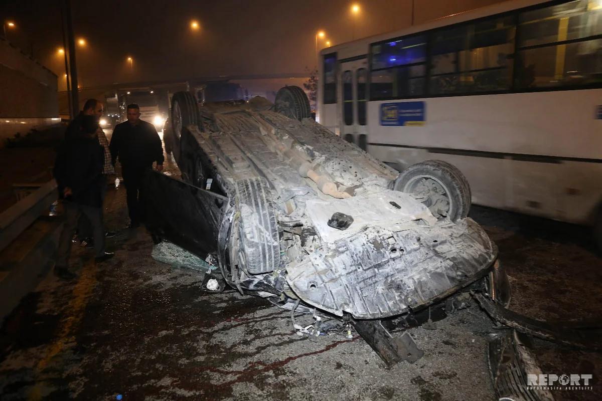 Bakıda minik avtomobili aşıb, iki nəfər xəsarət alıb - FOTO - VİDEO - YENİLƏNİB