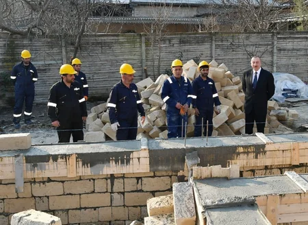Prezident Ağsuda zəlzələnin nəticələrinin aradan qaldırılması ilə bağlı görülən işlərlə yerində tanış olub