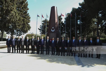 Türkiyənin Müdafiə Sənayesi Komitəsinin sədri Şəhidlər xiyabanını və “Türk şəhidliyi” abidəsini ziyarət edib - YENİLƏNİB
