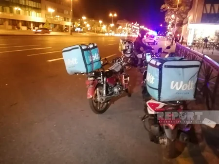 Bakıda qırmızı işıqdan keçən motosikletçini avtomobil vurub