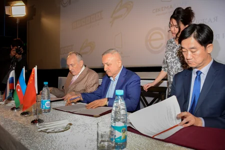 Вагиф Мустафаев удостоился китайской награды в кинотеатре CinemaPlus Азербайджан - ФОТО