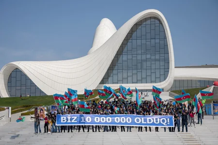 Heydər Əliyev Mərkəzinin qarşısında “On milyon” adlı fleşmob keçirilib