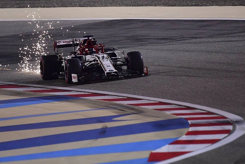 Formula 1 pilotunun avtomobili alovlandı