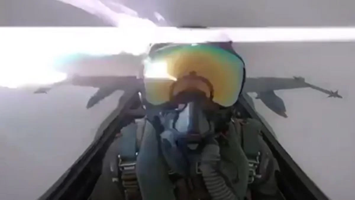 В Сети появилось видео удара молнии в F-18 - ВИДЕО