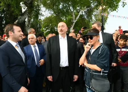 Prezident İlham Əliyev Dənizkənarı Milli Parkda gəzintiyə çıxıb - FOTO