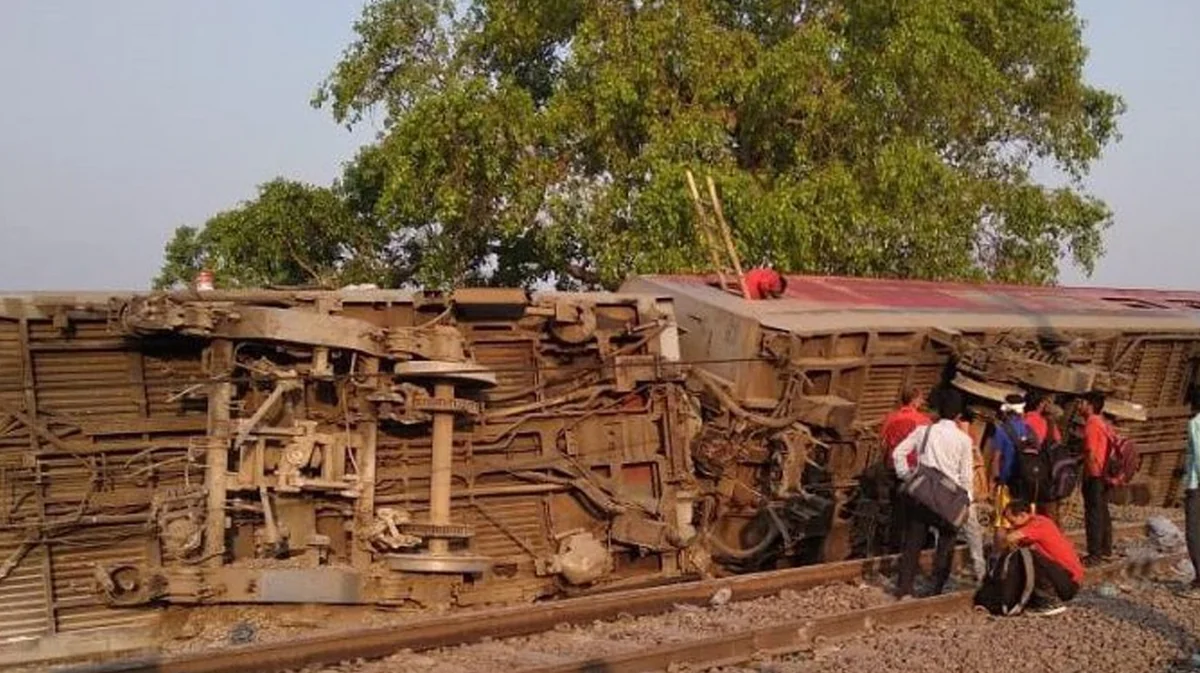 Не менее 13 человек пострадали в Индии при сходе поезда с рельсов