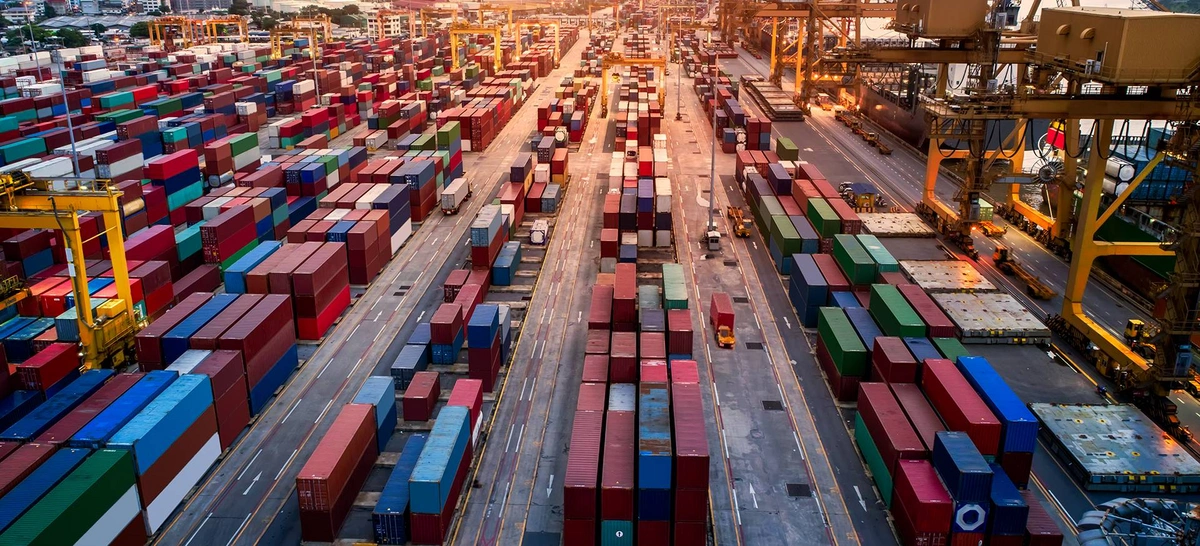 Azerbaijan’s foreign trade surplus plummets