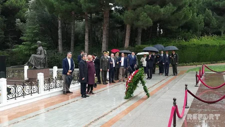 Türkiyənin müdafiə naziri Fəxri və Şəhidlər xiyabanlarını ziyarət edib