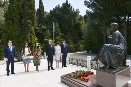 Prezident İlham Əliyev ümummilli lider Heydər Əliyevin məzarını və Şəhidlər xiyabanını ziyarət edib - YENİLƏNİB