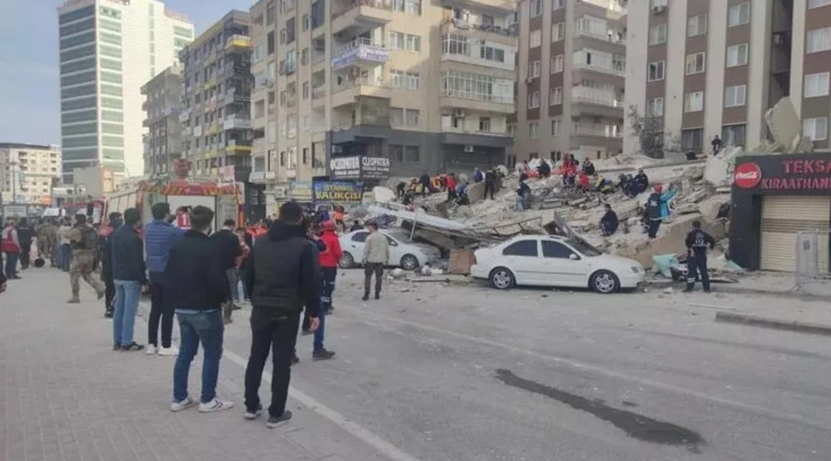 Şanlıurfada zəlzələ zamanı ziyan dəymiş bina çöküb, dağıntılar altında qalanlar var