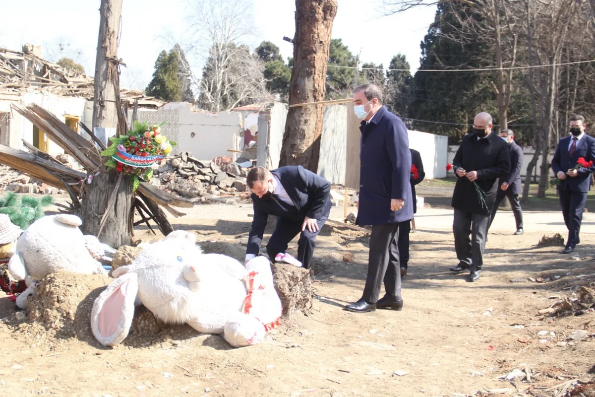 Belarus səfiri Gəncədə ermənilərin raket atəşi nəticəsində dağılan ərazilərə baş çəkib