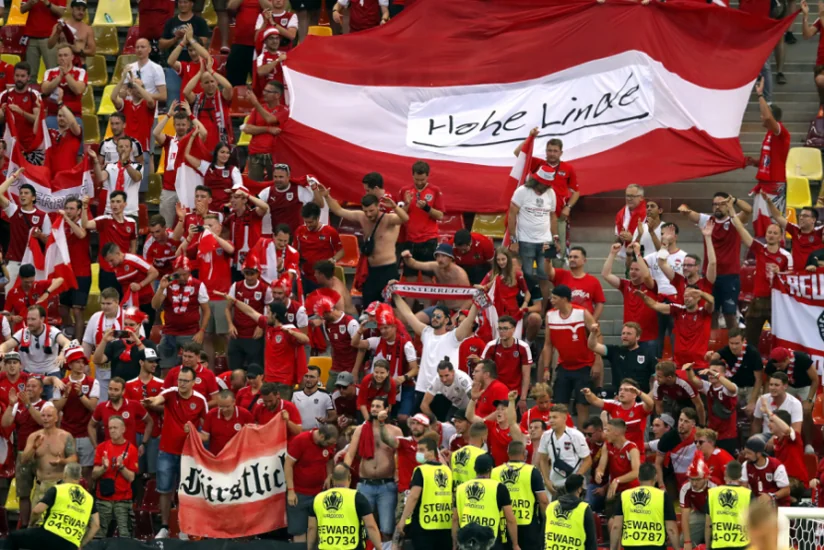 AVRO-2024: Avstriyalı azarkeşlər Türkiyə ilə oyundan öncə irqçi şüarlar səsləndiriblər