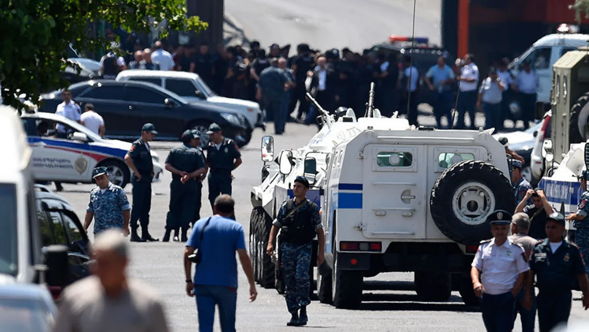 ​İrəvanda nümayişçilərlə polis arasında toqquşma baş verib, yaralananlar var - VİDEO