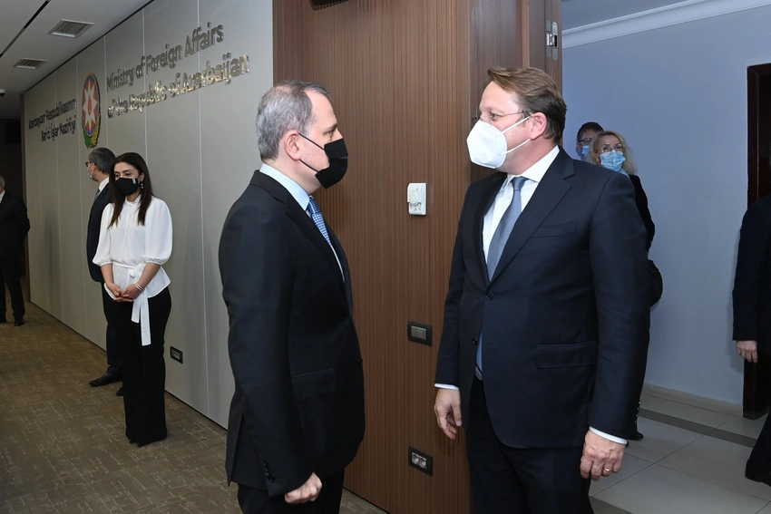 Ceyhun Bayramovun Aİ komissarı ilə müzakirə etdiyi məsələlər açıqlanıb