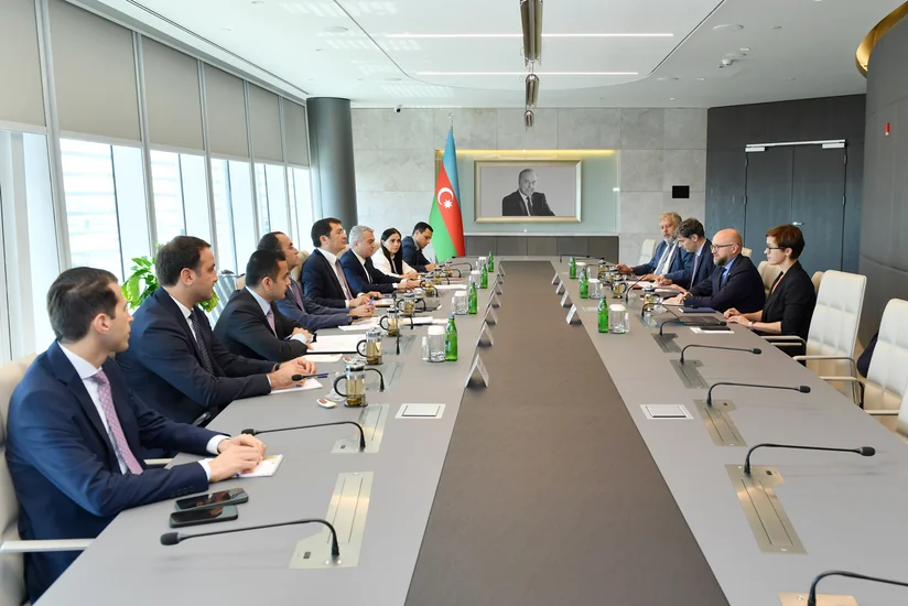 Азербайджан и АБИИ обсудили перспективные проекты в сфере зеленой энергетики и инфраструктурного развития