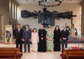 Dini Komitə yanında İctimai Şuranın üzvləri Müqəddəs Məryəm Katolik Kilsəsini ziyarət ediblər