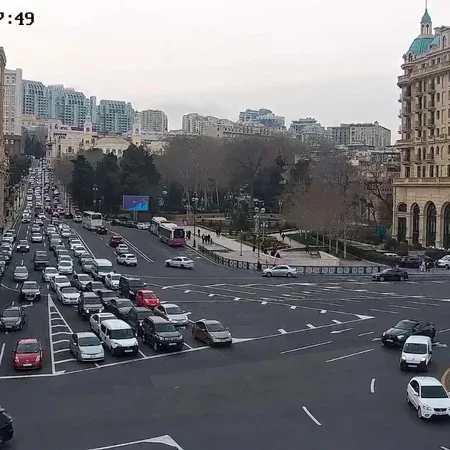 Bakının bir sıra yollarında nəqliyyatın sıxlığı müşahidə olunur