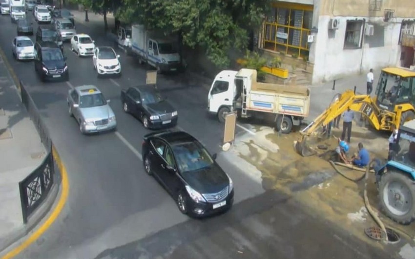 Bakı küçələrindən birində nəqliyyatın hərəkəti məhdudlaşdırılıb