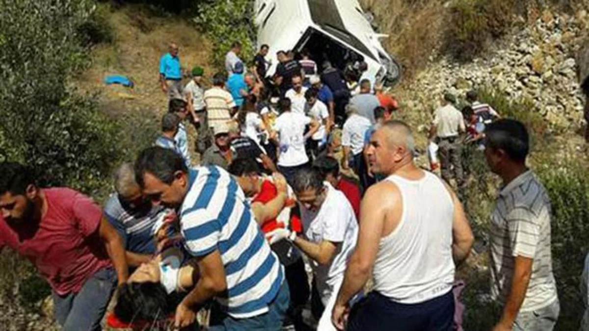 Antalyada turistləri daşıyan avtobus aşıb, ölənlər var