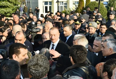 Prezident Ağsuda zəlzələnin nəticələrinin aradan qaldırılması ilə bağlı görülən işlərlə yerində tanış olub