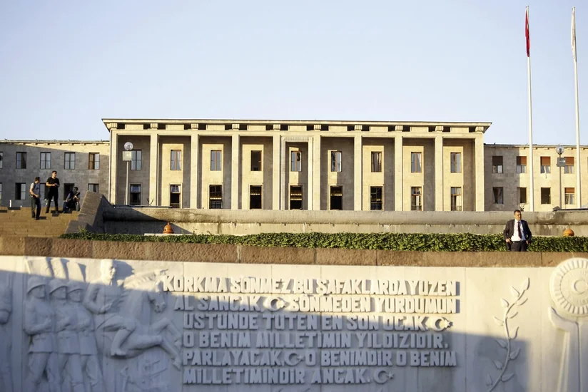 Türkiyə parlamentinin binası ətrafında təhlükəsizlik tədbirləri gücləndirilib