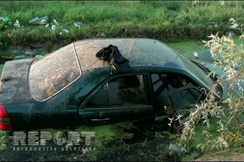 İmişlidə “Mercedes” su kanalına düşüb - FOTO