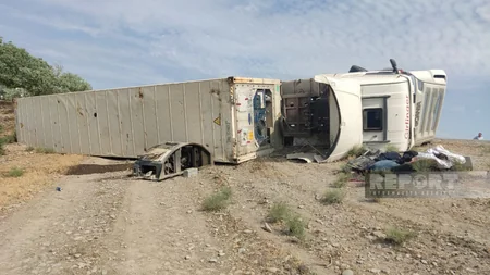 Kürdəmirdə yük maşını aşıb, sürücü xəsarət alıb