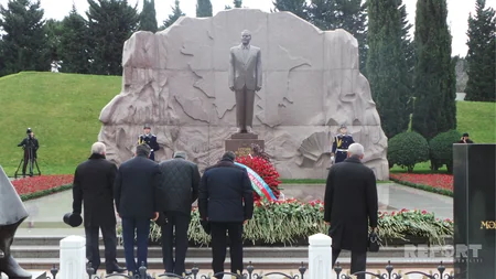 Azərbaycan ictimaiyyəti ümummilli lider Heydər Əliyevin məzarını ziyarət edir - FOTO