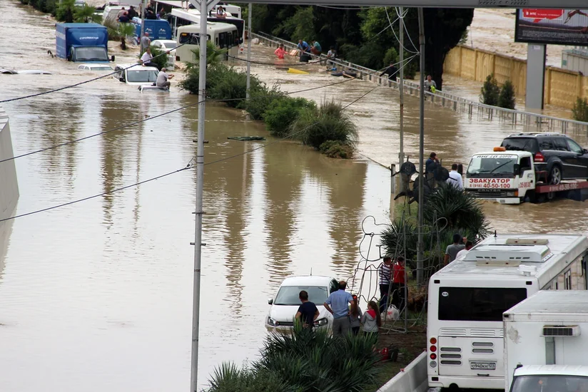 ABŞ-da daşqınlarla əlaqədar minlərlə ailə təxliyyə edilib, ölənlər var - FOTO
