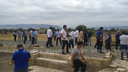 Xaricdə təhsil almış məzunlar Ağdam Dövlət Dram Teatrının qarşısında milli musiqilərimizi ifa ediblər