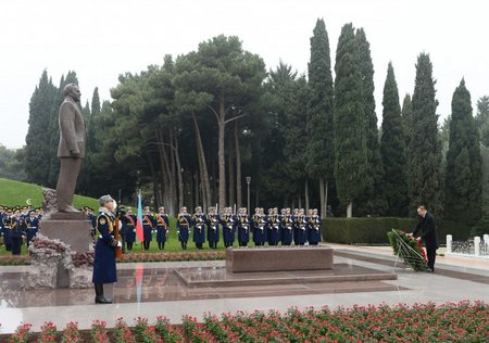 Prezident İlham Əliyev ümummilli lider Heydər Əliyevin məzarını ziyarət edib