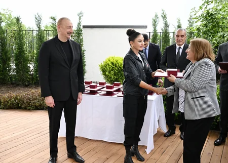 İlham Əliyev və Mehriban Əliyeva Xocalı şəhərinə köçən sakinlərlə görüşüblər - YENİLƏNİB